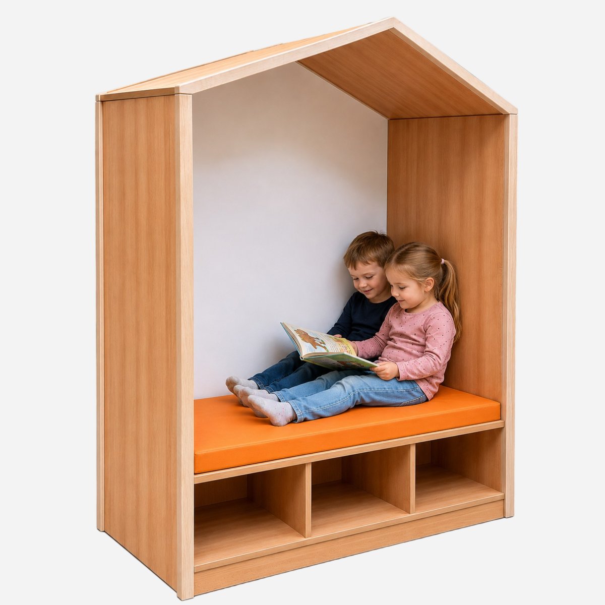 Zwei Kinder lesen gemeinsam ein Bilderbuch im Spielhaus