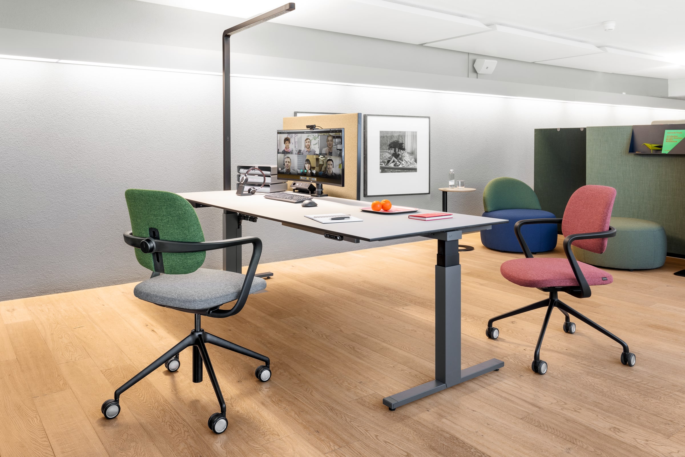 ategra_4fuss_schwarz_hv_rollen_besucher_l_20240130_1-min