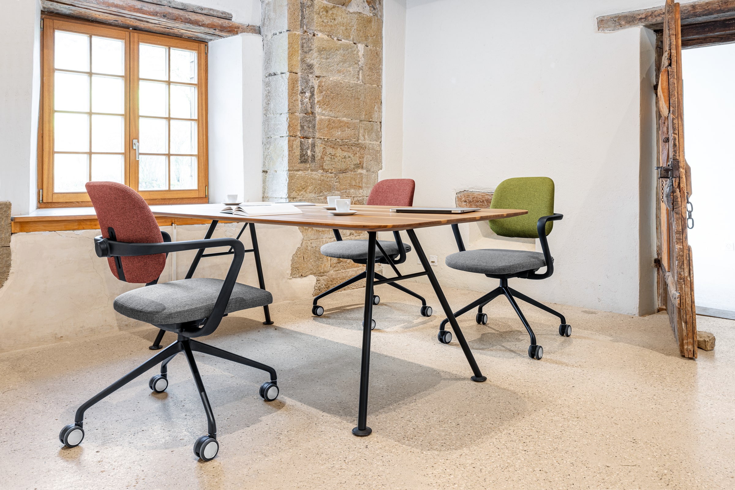 ategra_4fusshoch_akiosteel_l_20231220_2-min