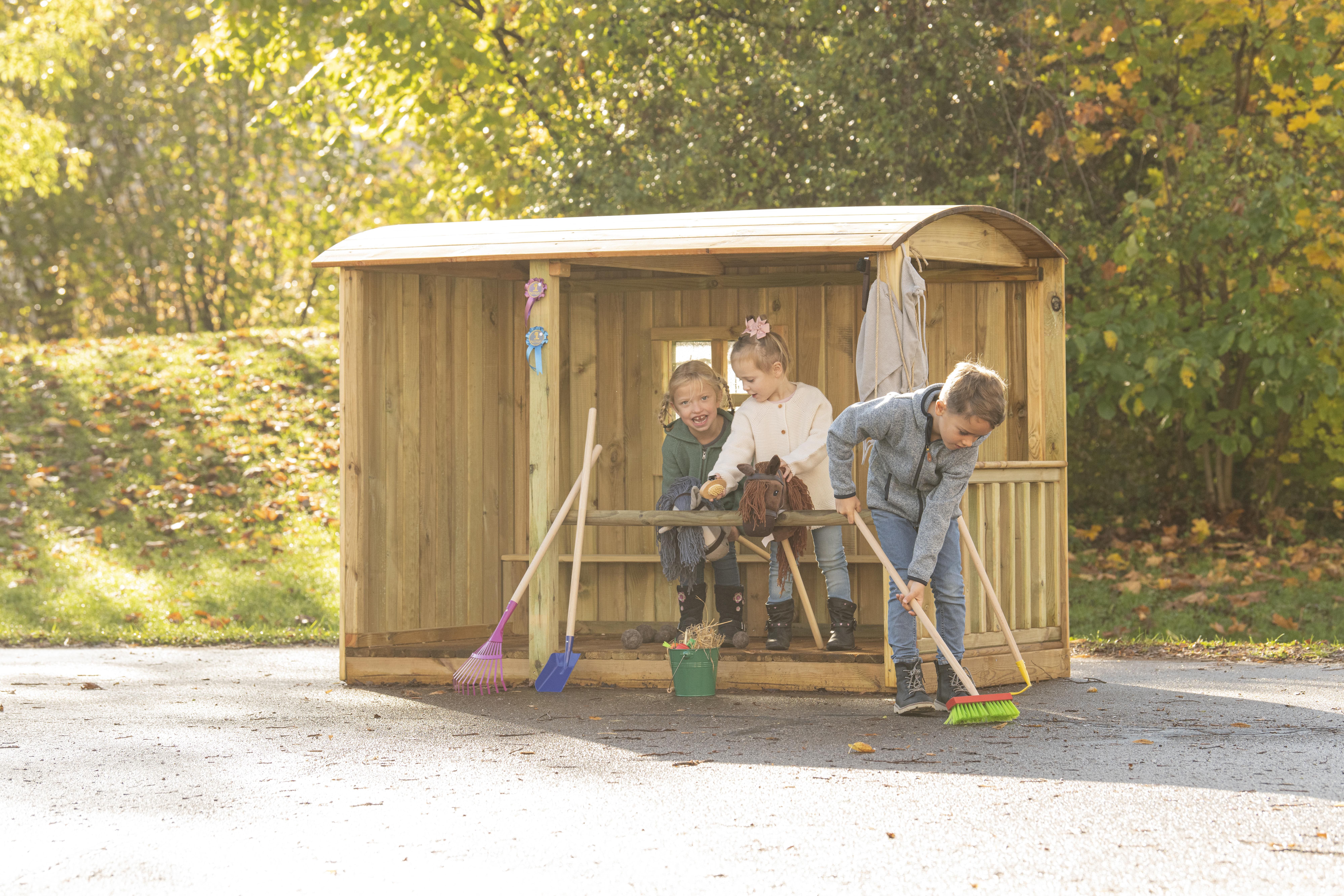 LP Betzold Ponyhof Kinder spielen in dem Spielhaus "Ponyhof" von Betzold
