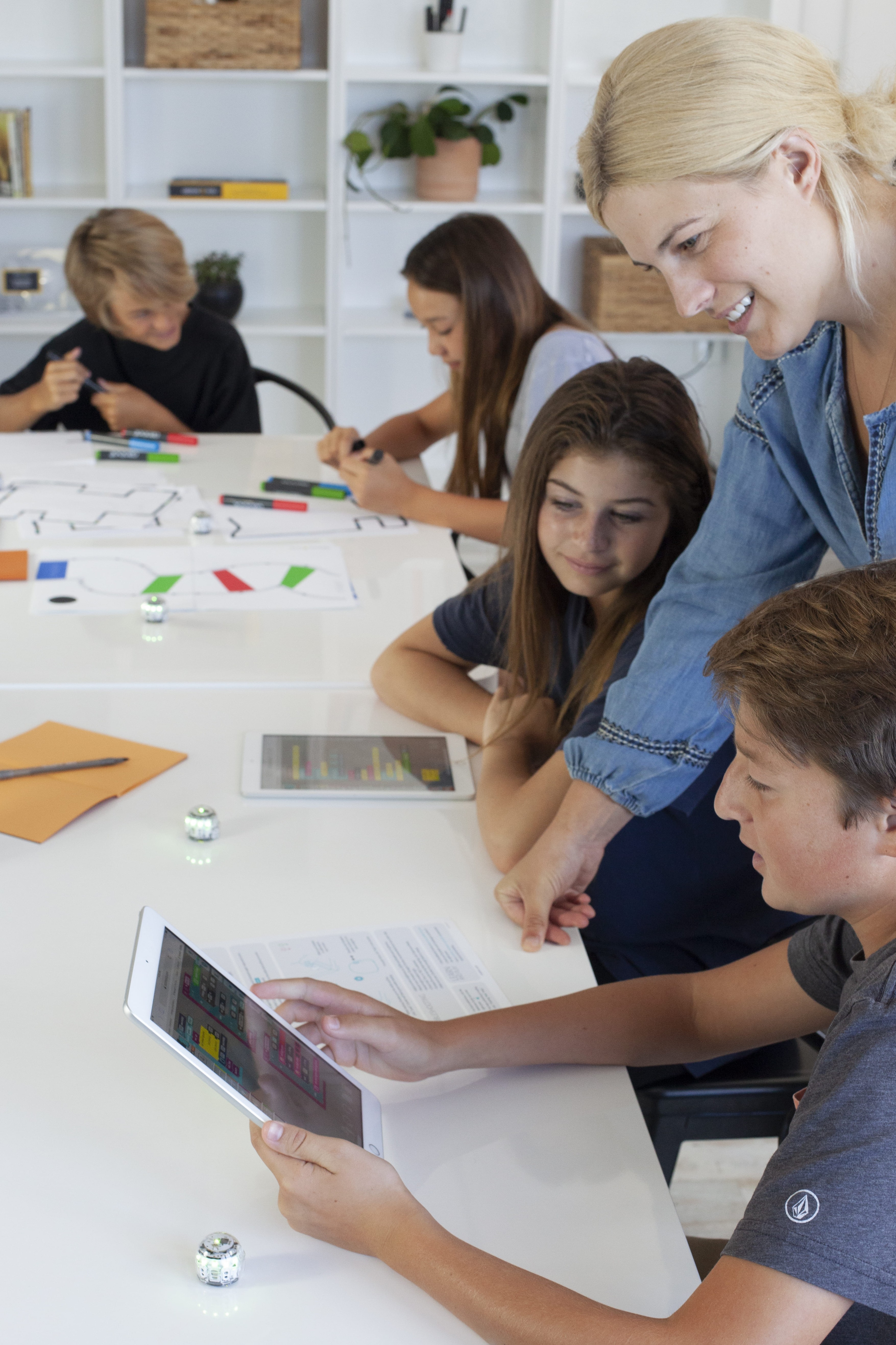 Banner Ozobot Evo Klassenzimmerset Eine Gruppe von Schülern lernt im Unterricht mit den Ozobot Evo Robotern