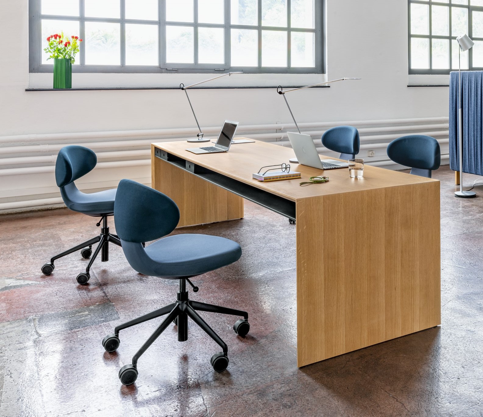 lapuntbench_ei_simplex3d_grau_velum_l_20220817_teamwork_6-min