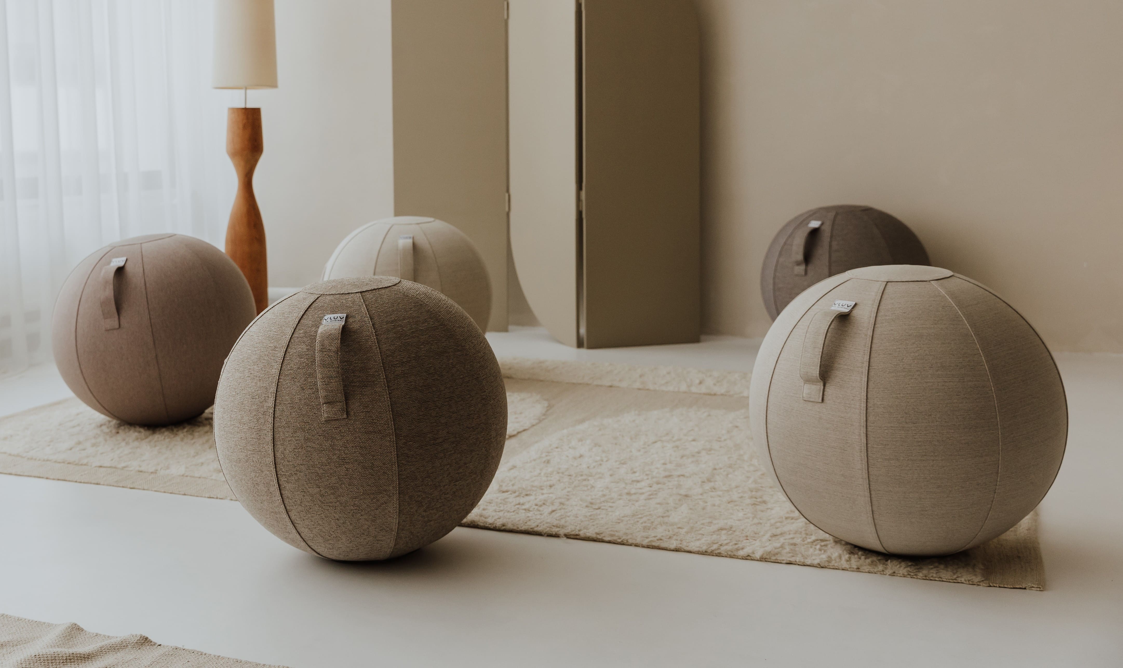 VLUV aufblasbarer Sitzball “BOL STOV” mit Stoffbezug sbv-002.75cki_bol_stov_pebble_70-75_mood_11