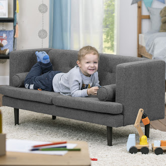 Auf dem Bild ist ein Junge auf einem Sofa zu sehen