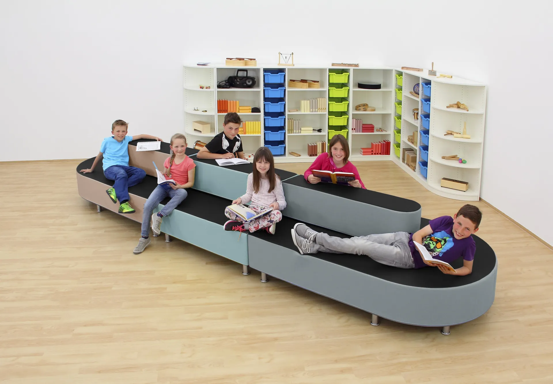 Hier ist eine schwarze Sitzbank mit 6 Kindern