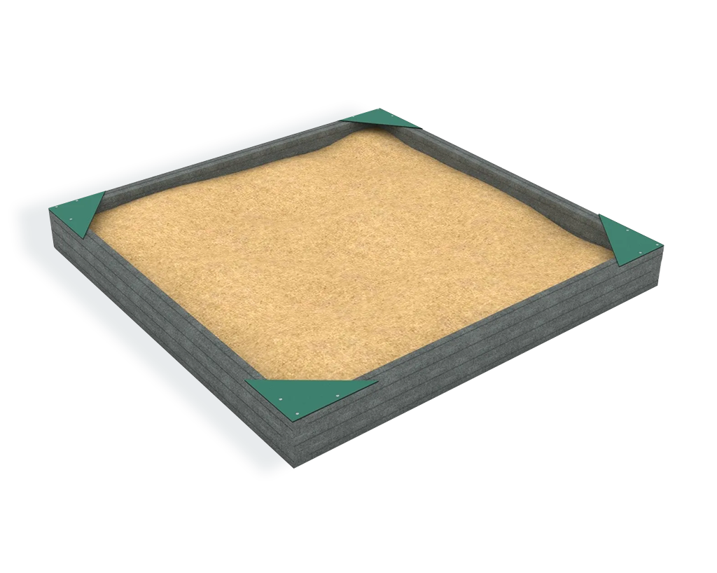 Quadratischer Sandkasten aus recyceltem Material mit vier Sitzflächen an den Ecken.