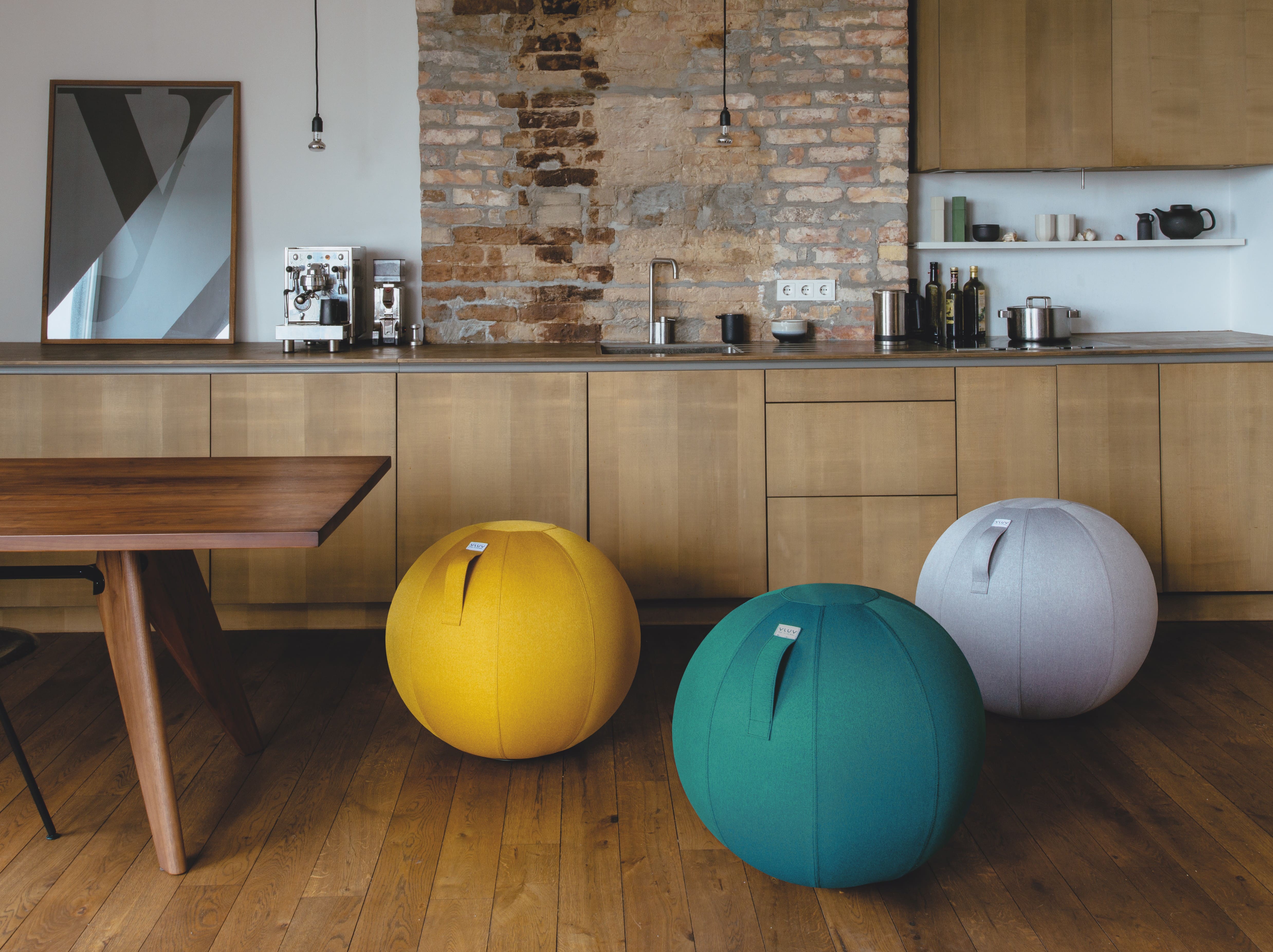 VLUV aufblasbarer Sitzball “BOL LEIV” mit Stoffbezug sbv-004.65dp_bol_leiv_dark_petrol_60-65_mood_02