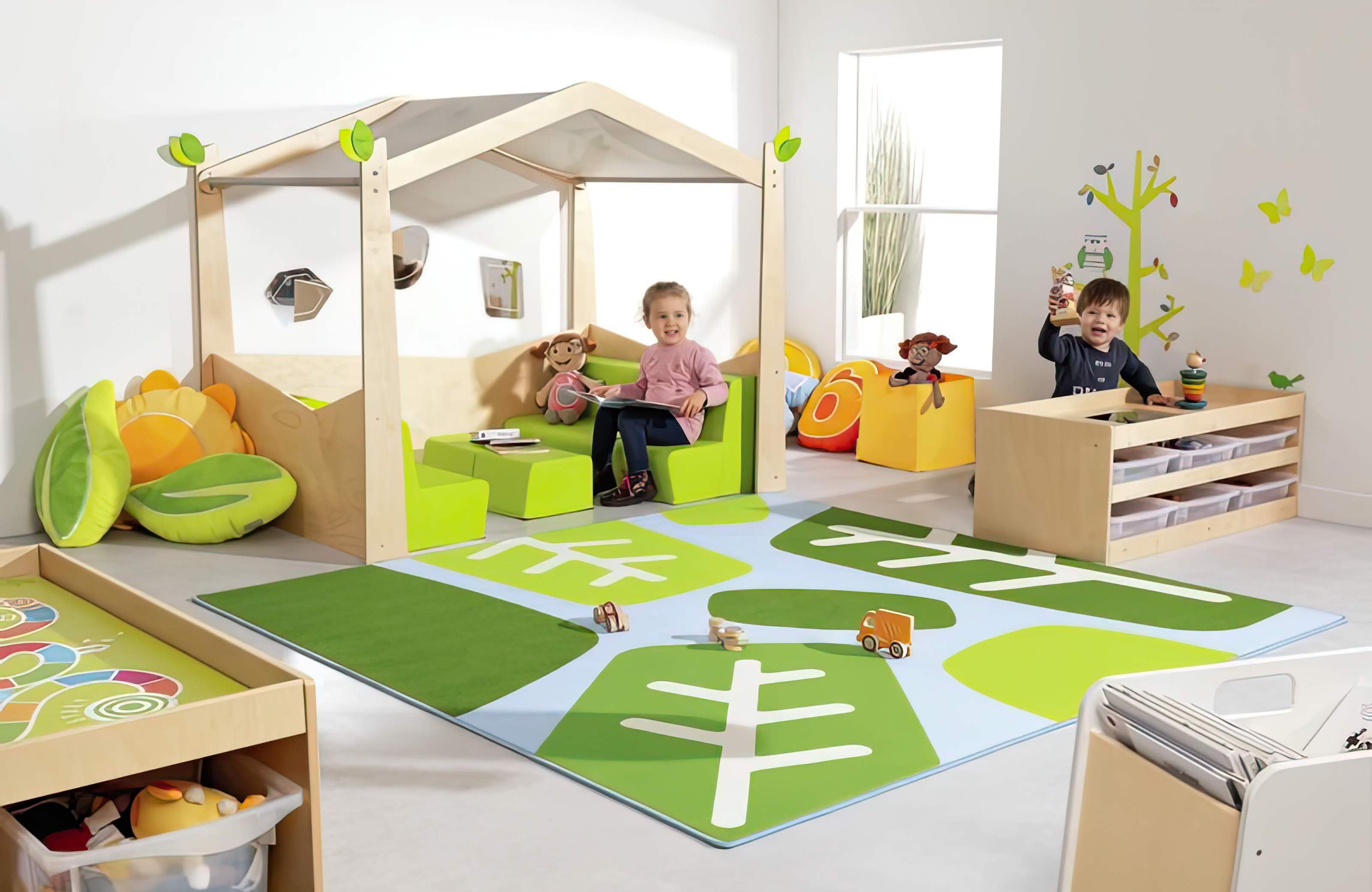 Ein Spielbereich für Kleinkinder mit einem Spielhaus und zahlreichen Spielelementen