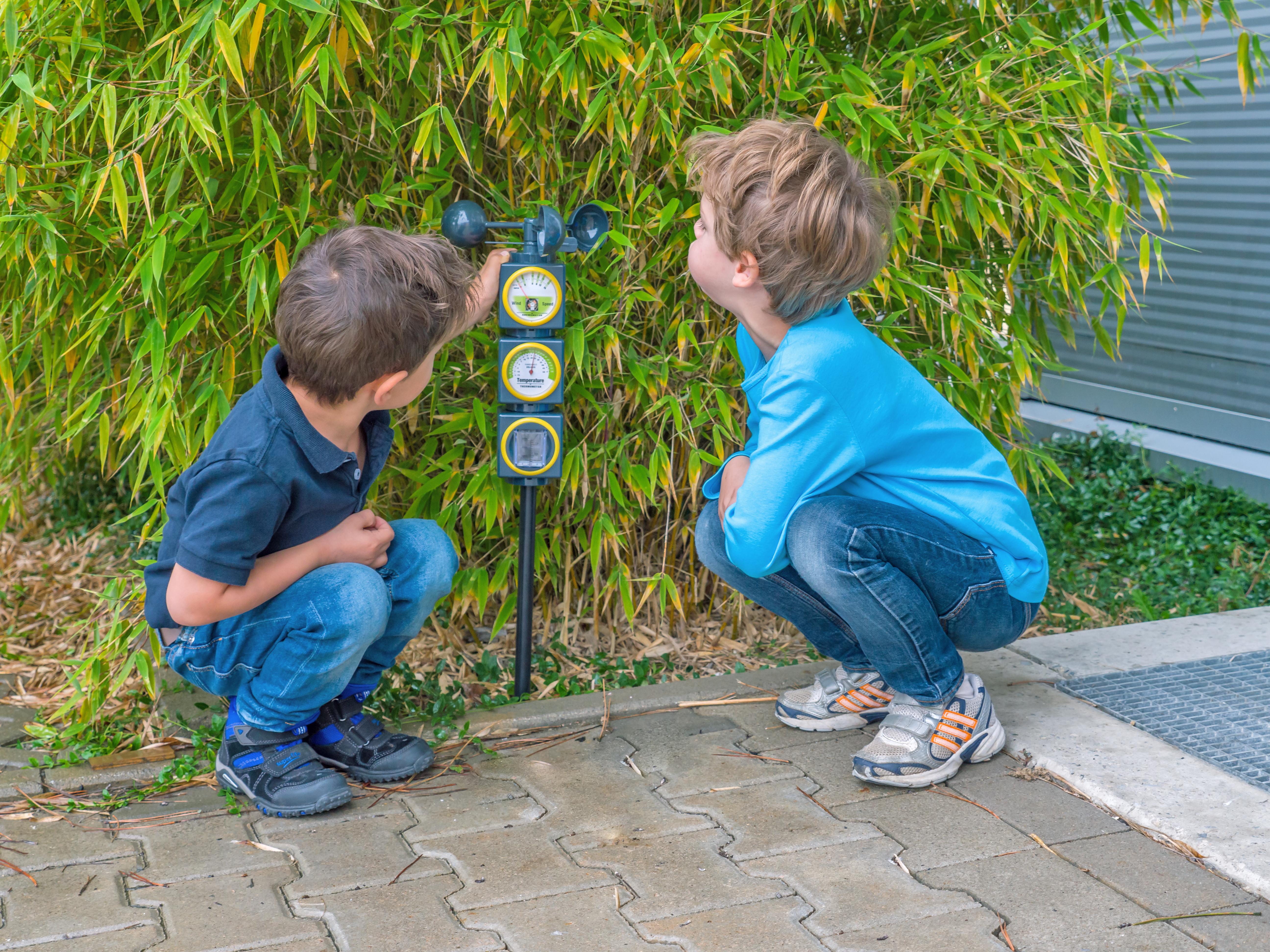 LP Betzold Wetterstation Das Bild zeigt zwei Kinder, die die Wetterstation analysieren.