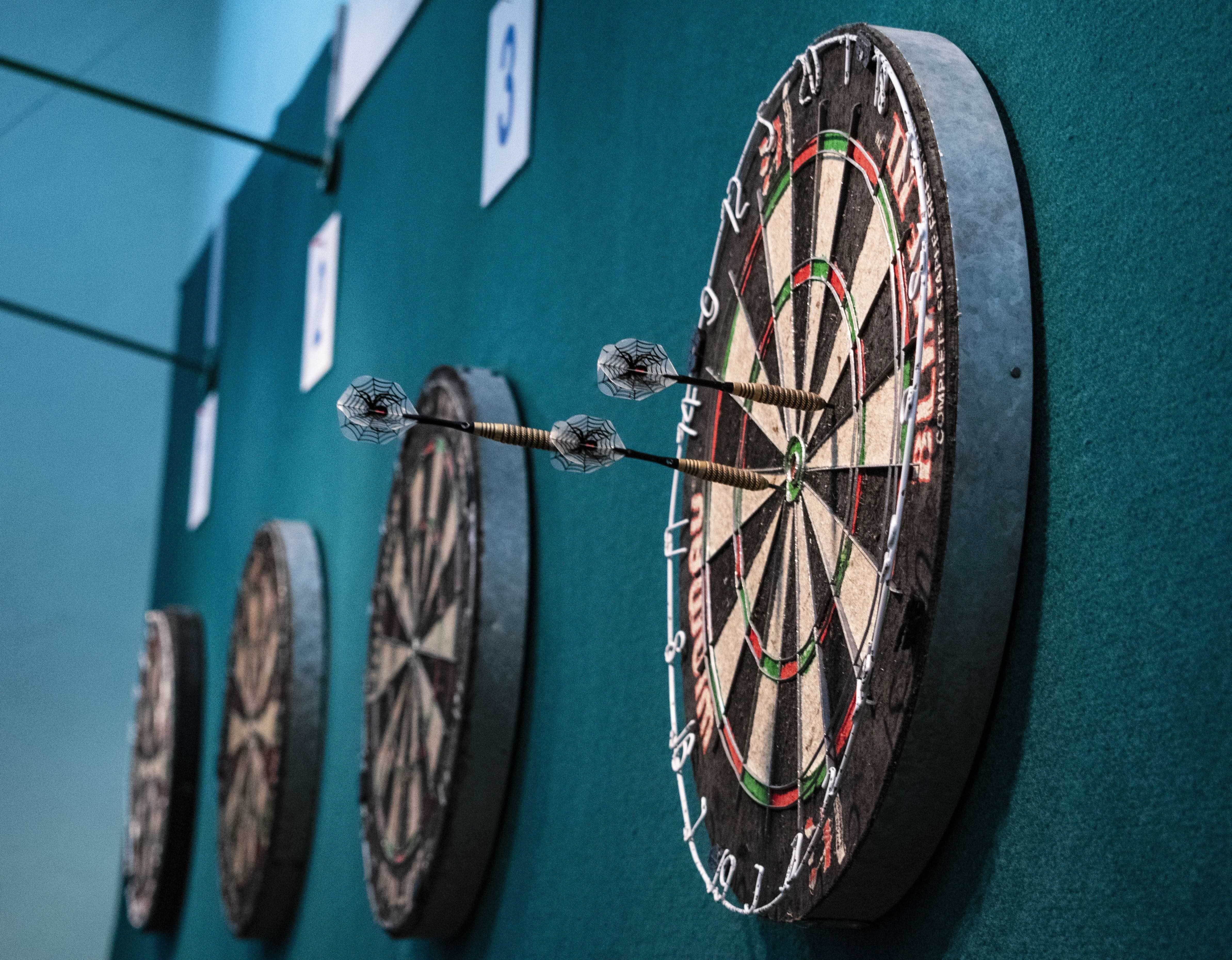 Vier Dartscheiben der Marke Karella, welche nebeneinander aufgereiht hängen