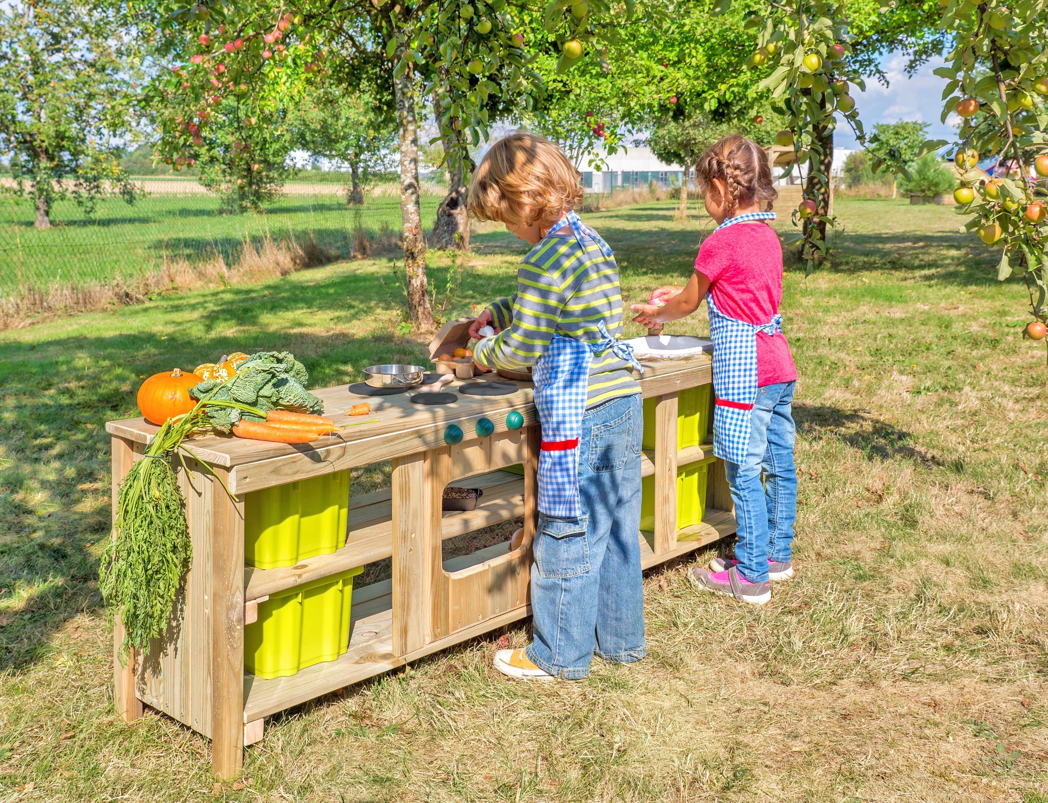 LP Betzold Spielküche Zwei Kinder, die im freien an der Outdoor-Kinderküche von Betzold spielen