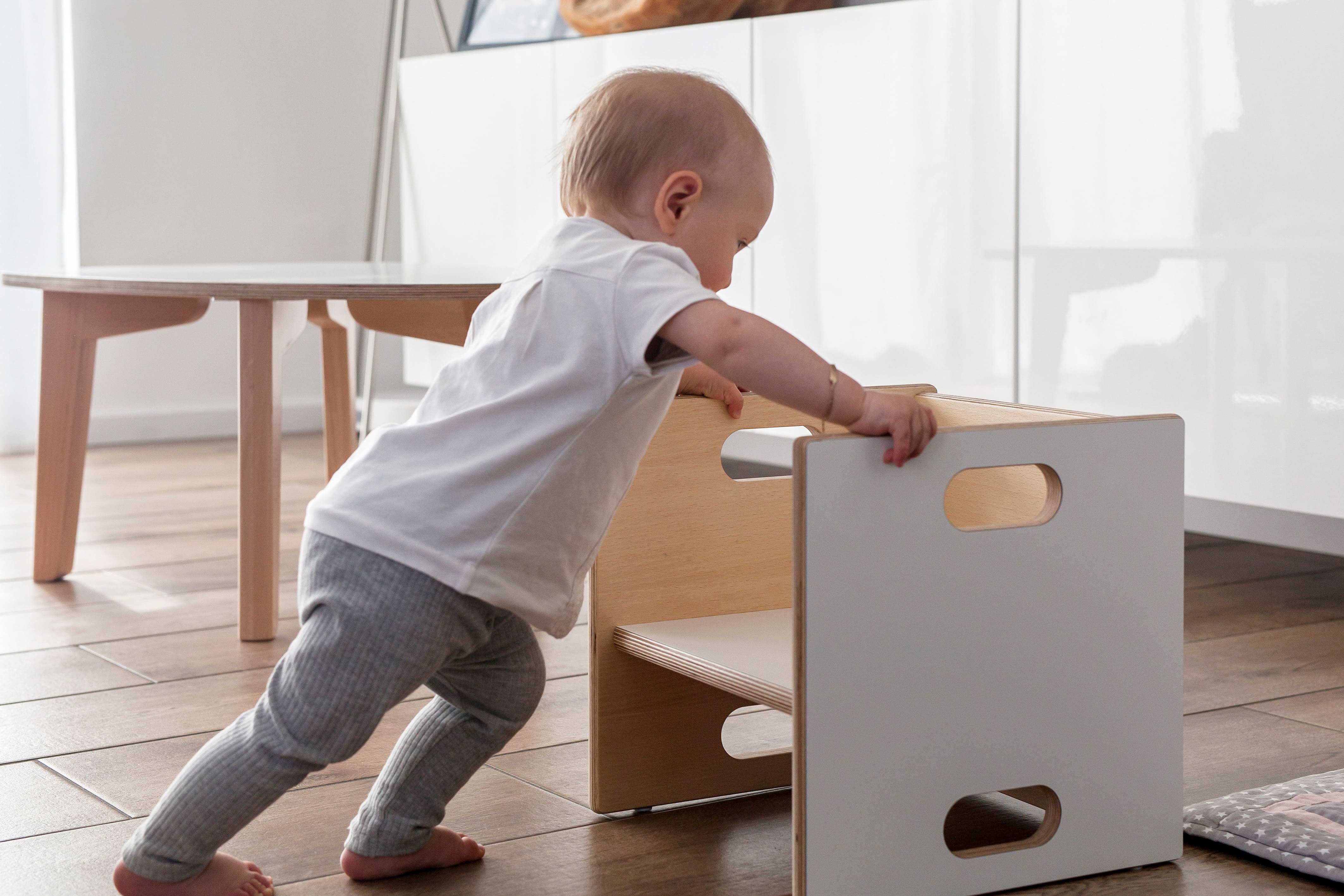 9-wandelstuhl-kind-schiebt