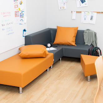 Hier ist eine orange-schwarz farbendes Sofa zu sehen