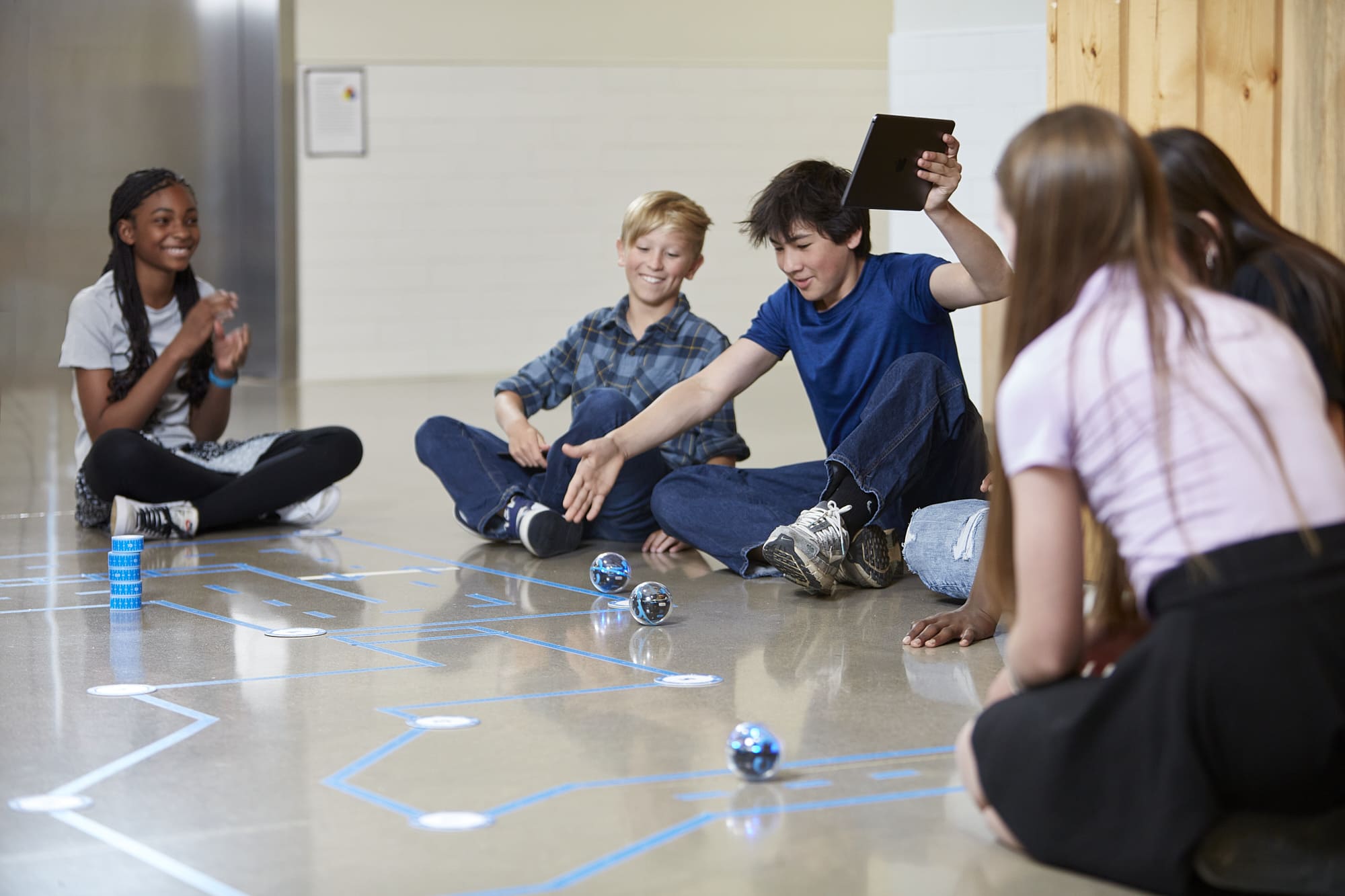 LP Sphero Bolt+ Roboter Spiel Das Bild zeigt Kinder, die mit dem Sphero Bolt+ Roboter Spielen.