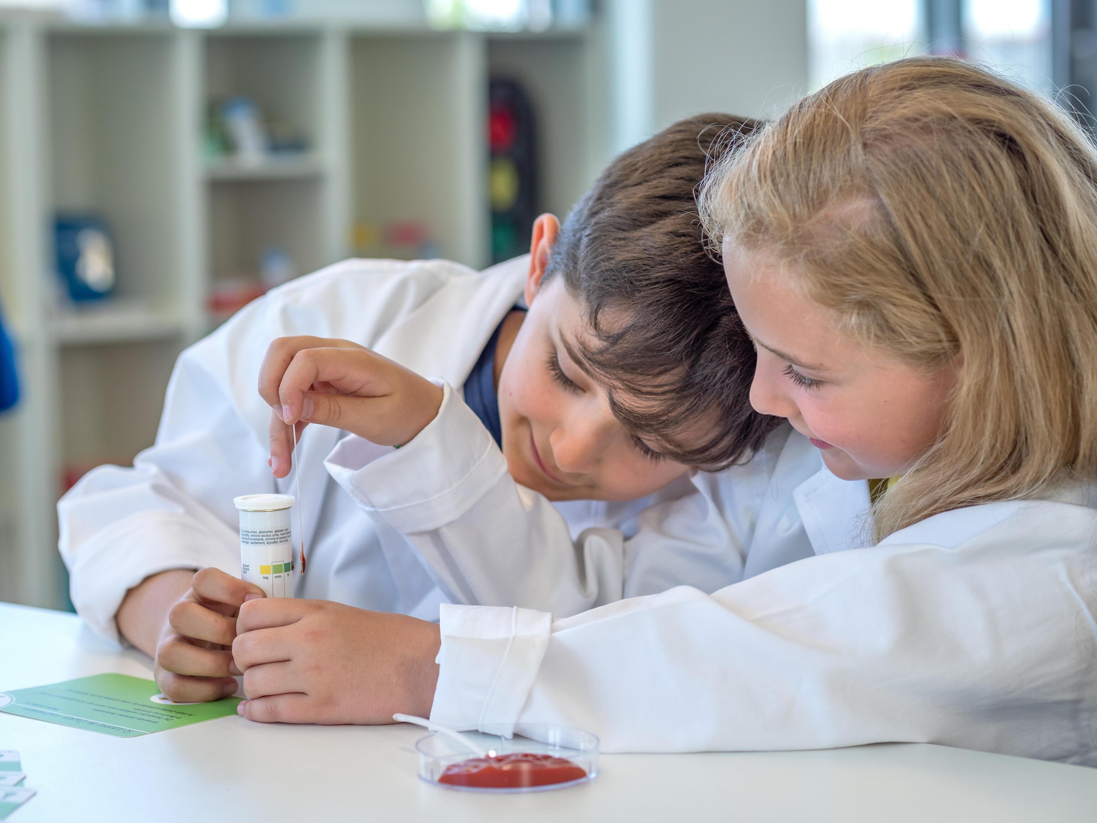 Zwei Kinder, die experimentieren.