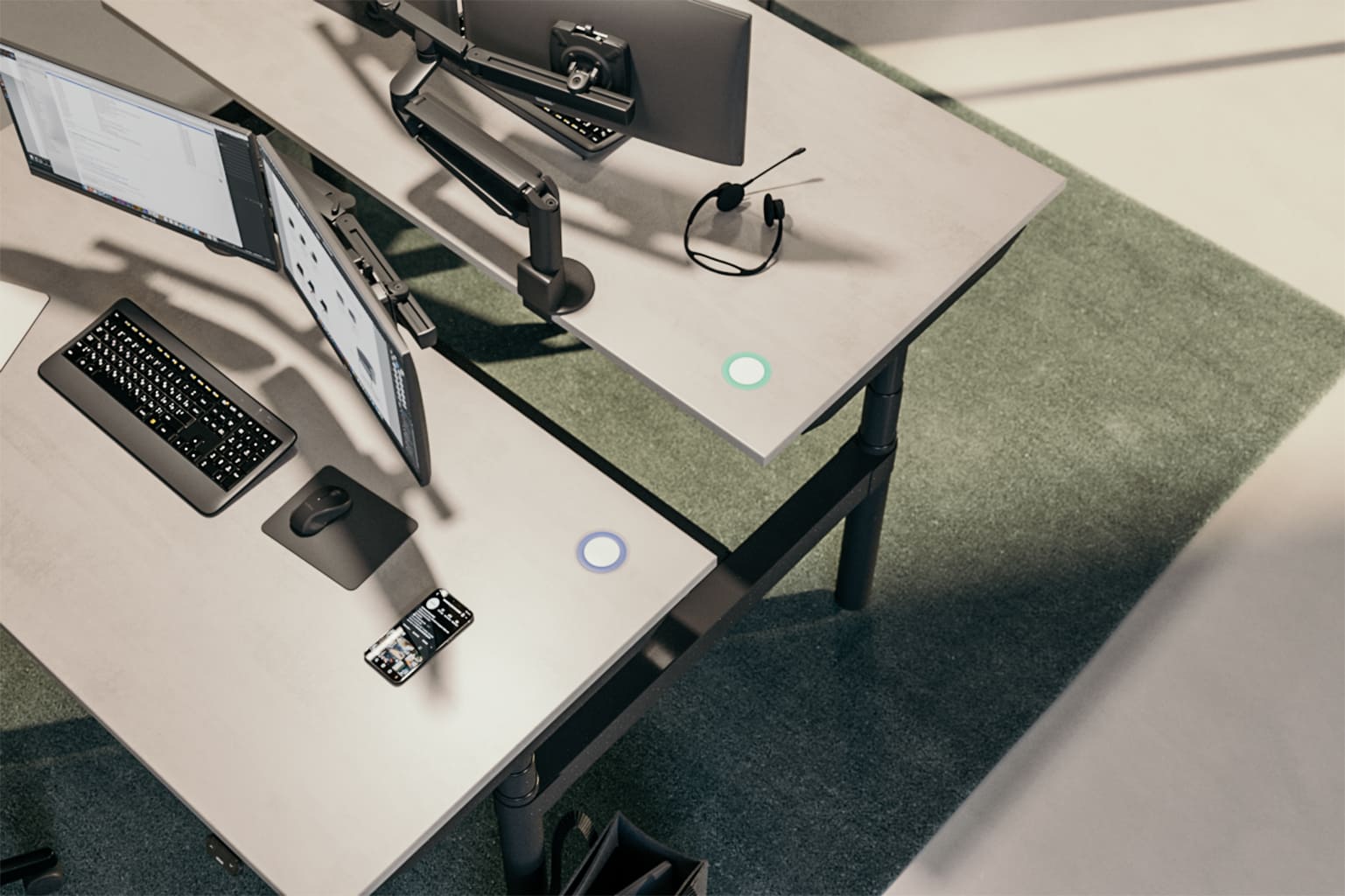 LP ASSMANN Smartdesk Auf dem Bild erkennt man einen smarten Arbeitsplatz von oben mit Ausstattung von ASSMANN
