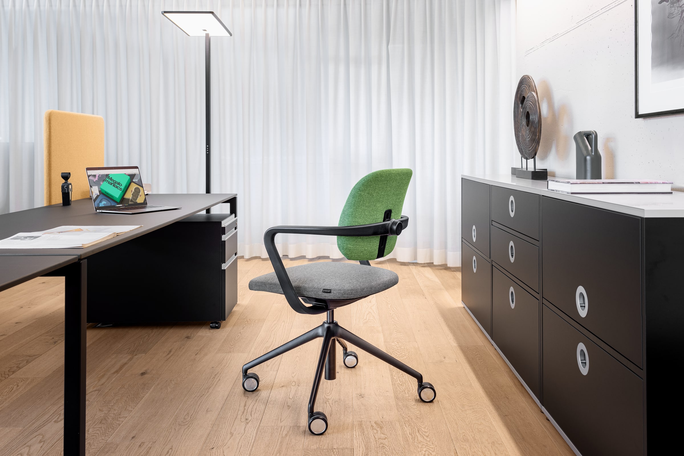 ategra_4fuss_schwarz_hv_rollen_uni_l_20240130_3-min