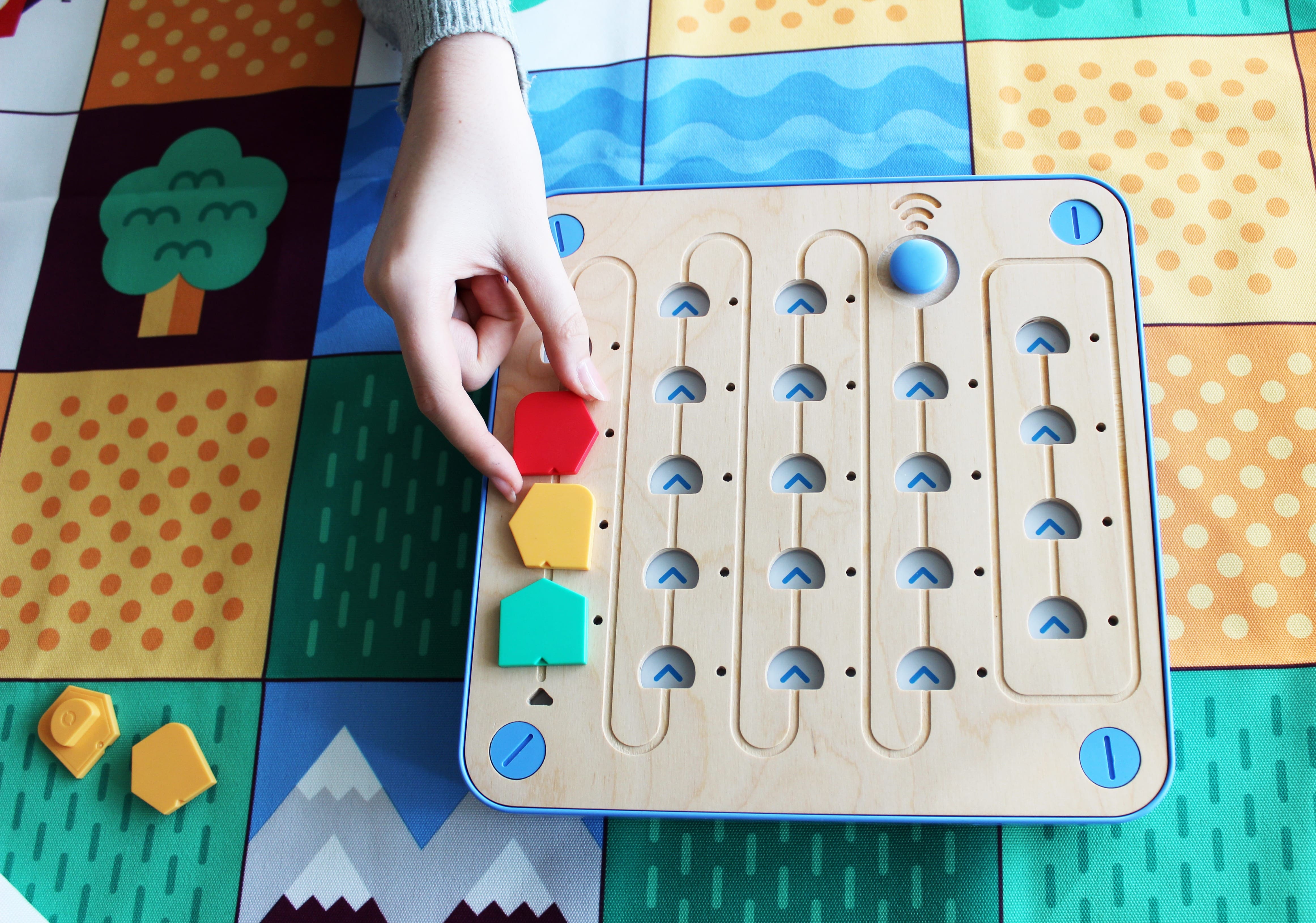 cubetto__control_board_3_hand