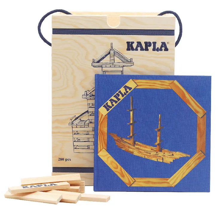 LP KAPLA 280er-Box Auf dem Bild ist eine Box mit blauem Deckel und Holzplättchen