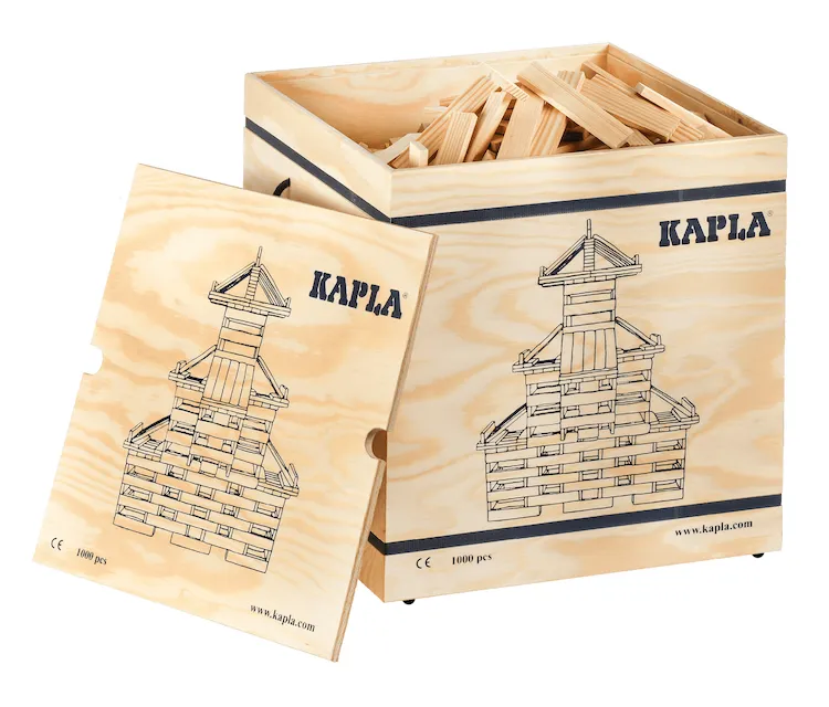 LP KAPLA 1000er-Box Auf dem Bild sieht man eine Box mit Holzplättchen drin