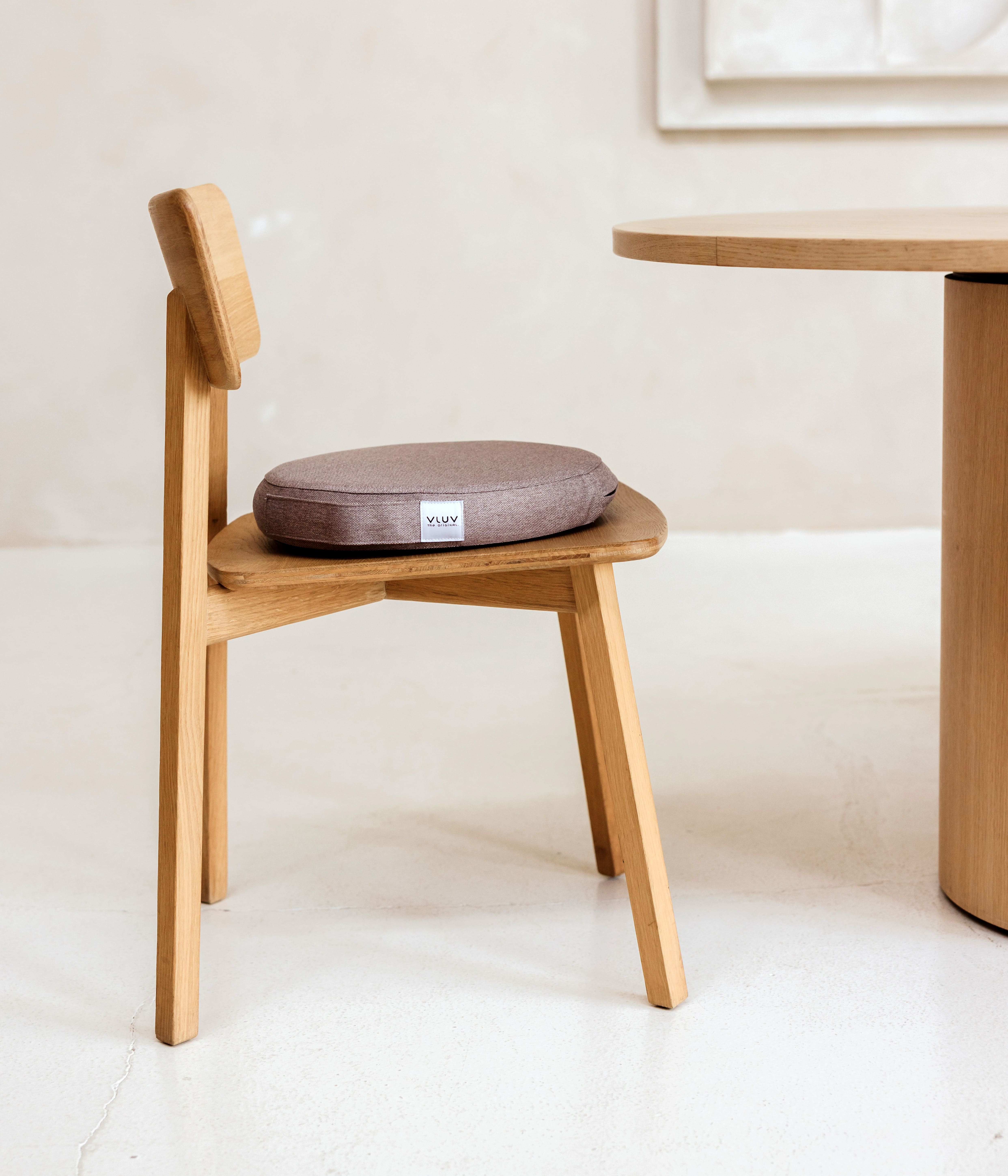 VLUV aufblasbares Sitzkissen “PIL & PED LEIV” mit Stoffbezug ppv-02.36st-an_pil_ped_leiv_stone_36_mood_01