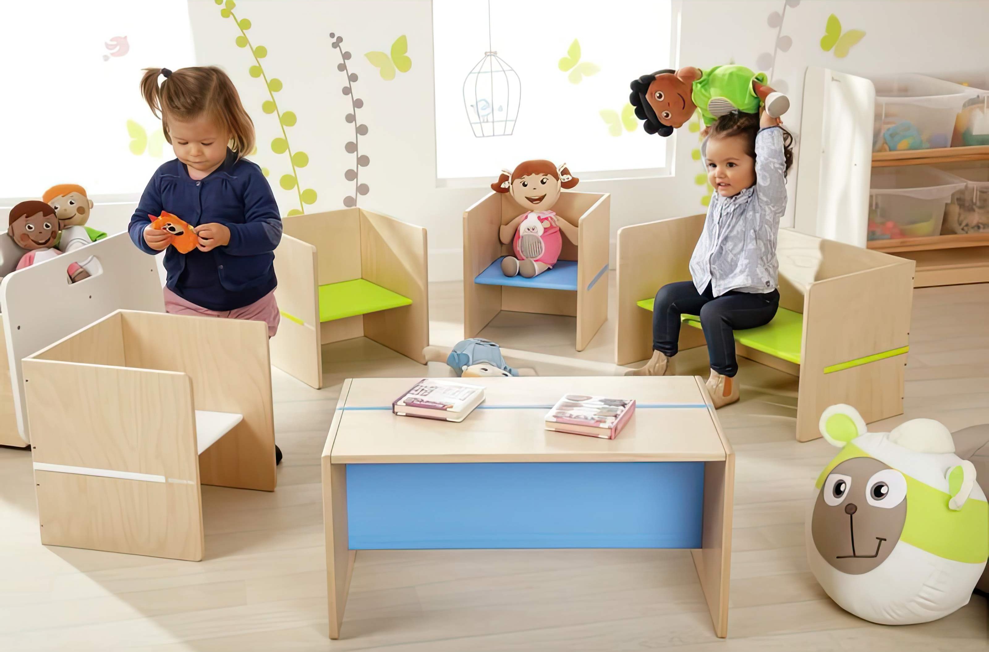 Kinder sitzen in der Sitzgruppe "Pop" von Wesco