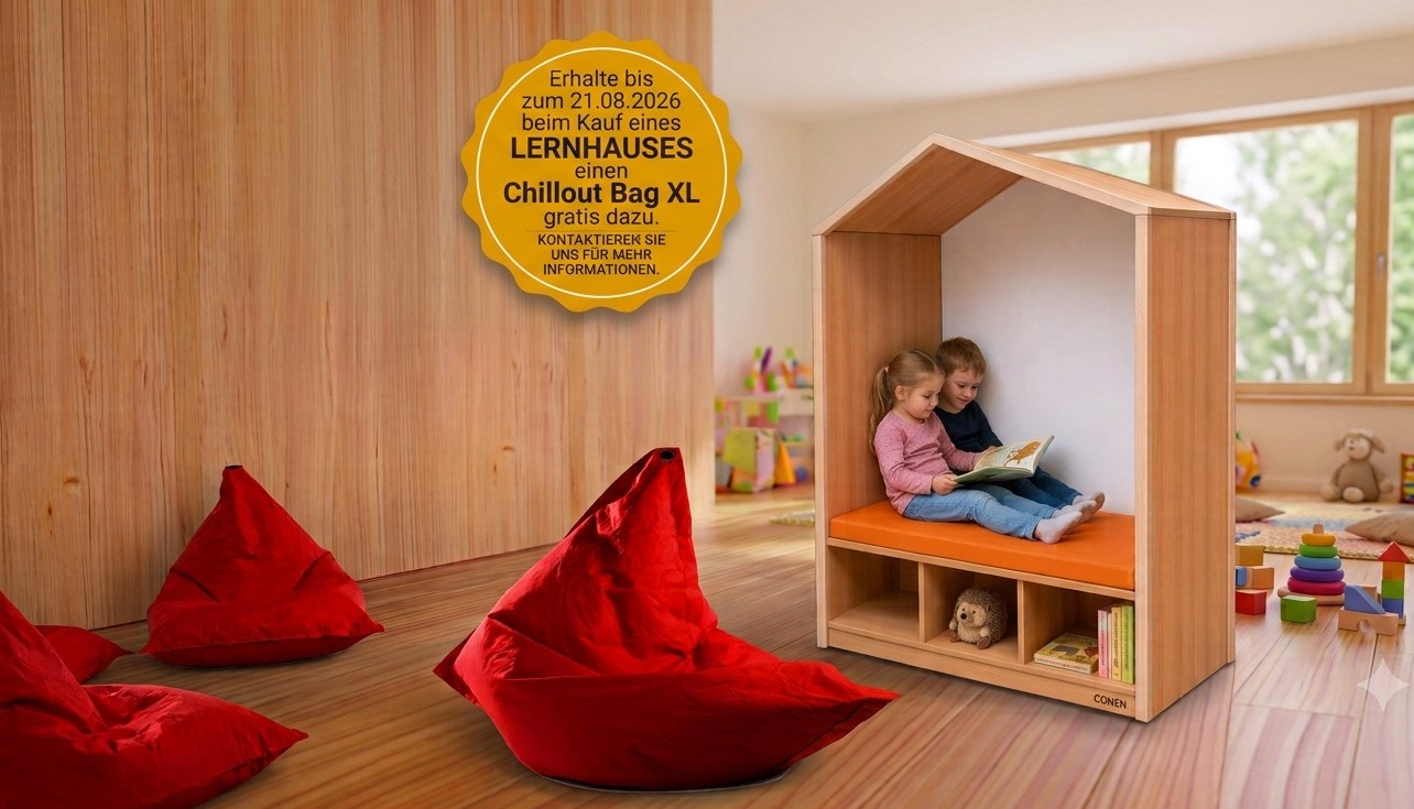 In einem Spielraum steht ein Spielhaus und ein Sitzsack