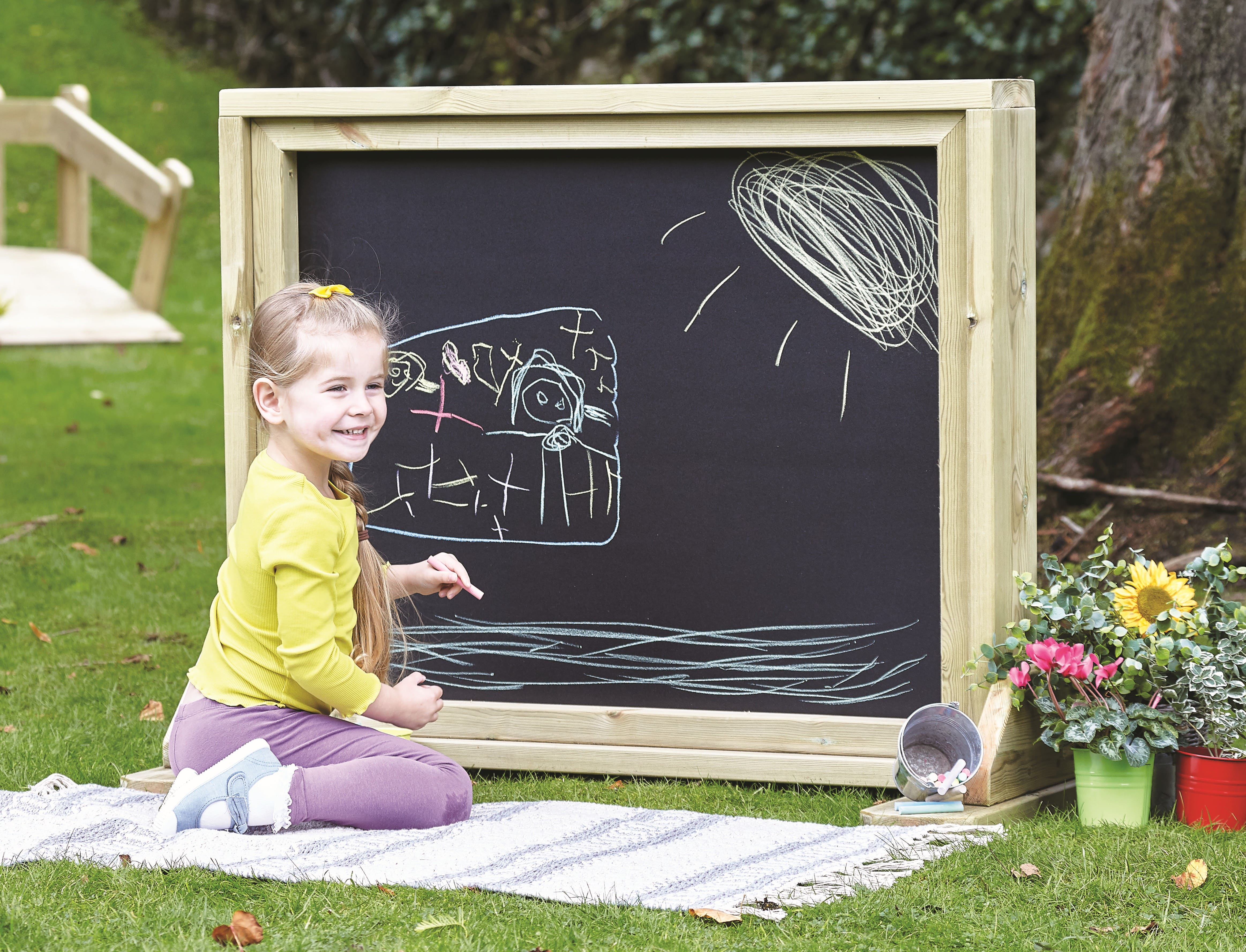 dr025-millhouse-outdoor-freestanding-chalkboard-panel-lifestyle_cmyk_(1)_(1)