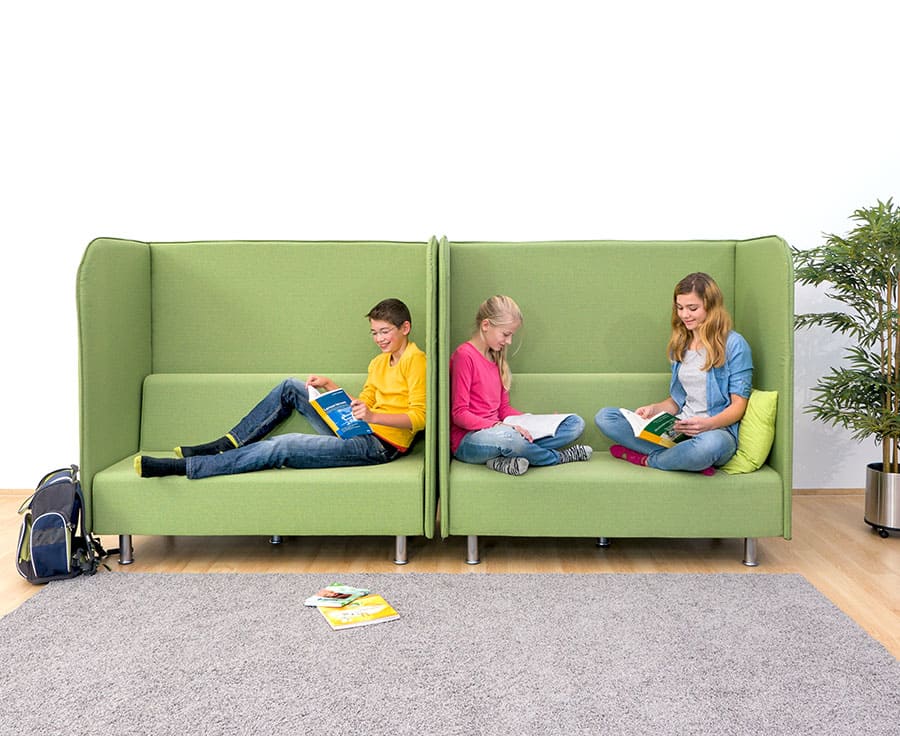 LP Betzold Akustiksofa Schüler sitzen in dem Akustiksofa "Xilent" von Betzold