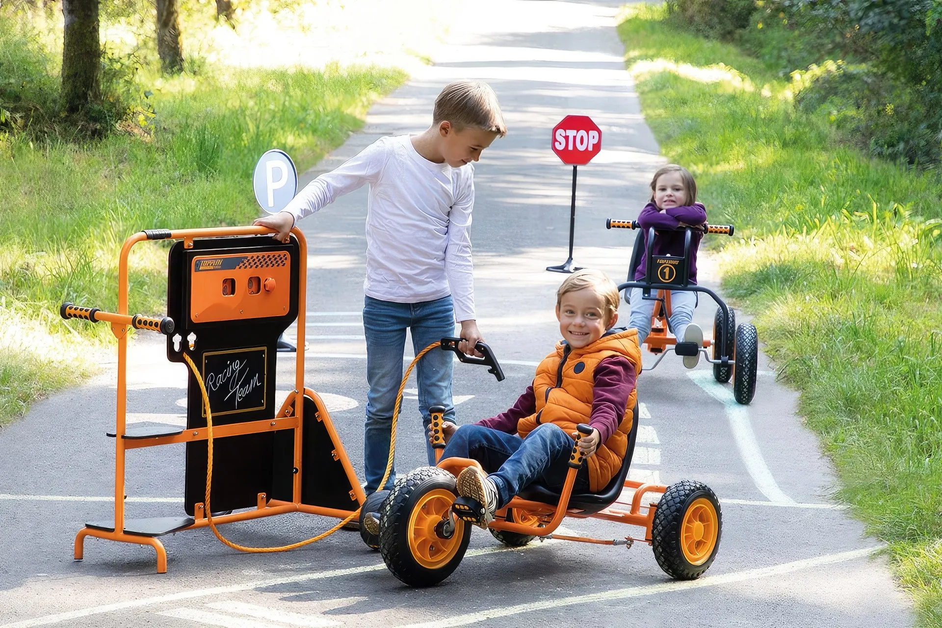 Auf dem Bild sieht man drei speielnde Kinder auf den ,,Top Trike'' Dreirädern