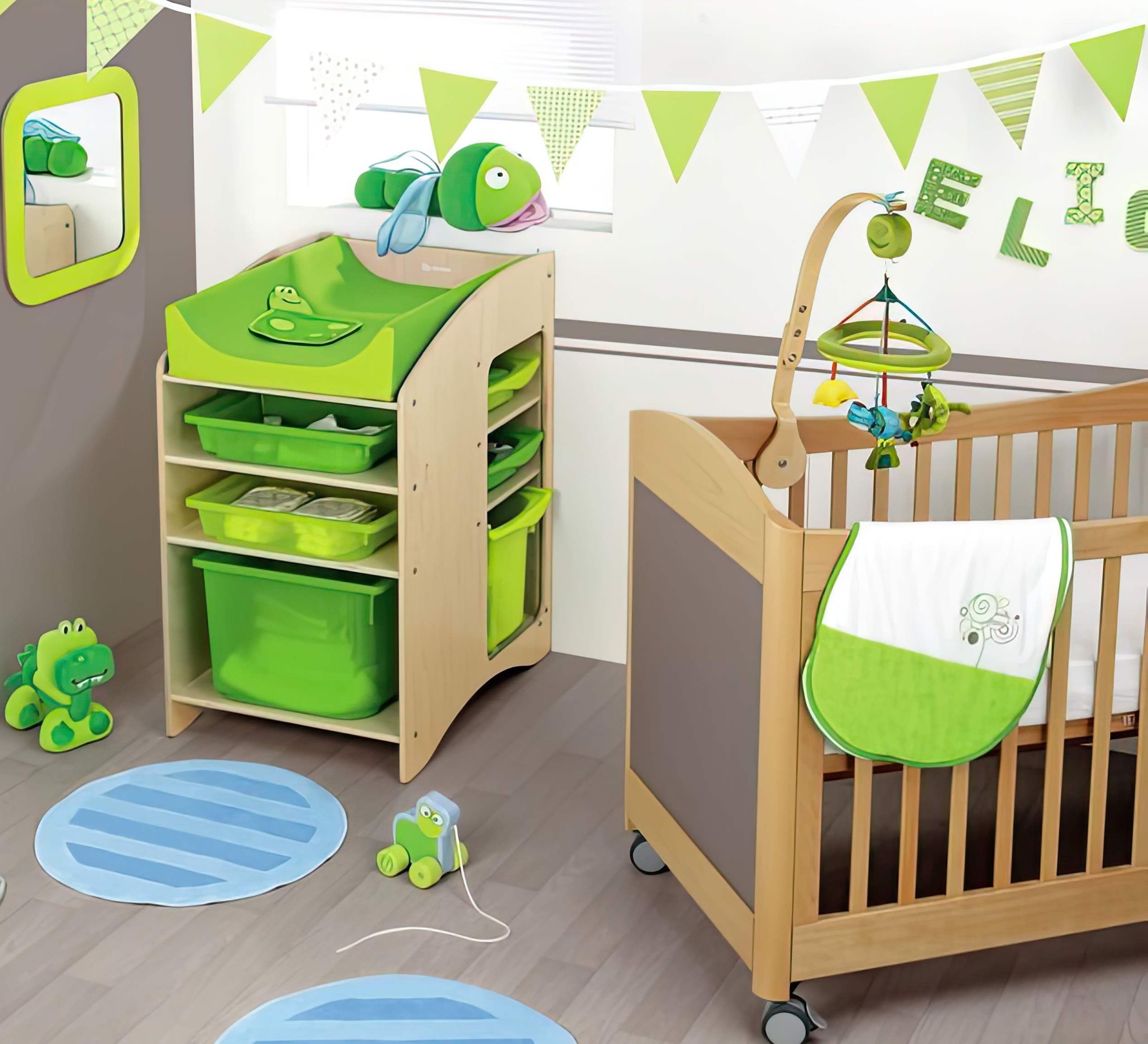 Eine Wickelkommode und ein Kinderbett für die Kita