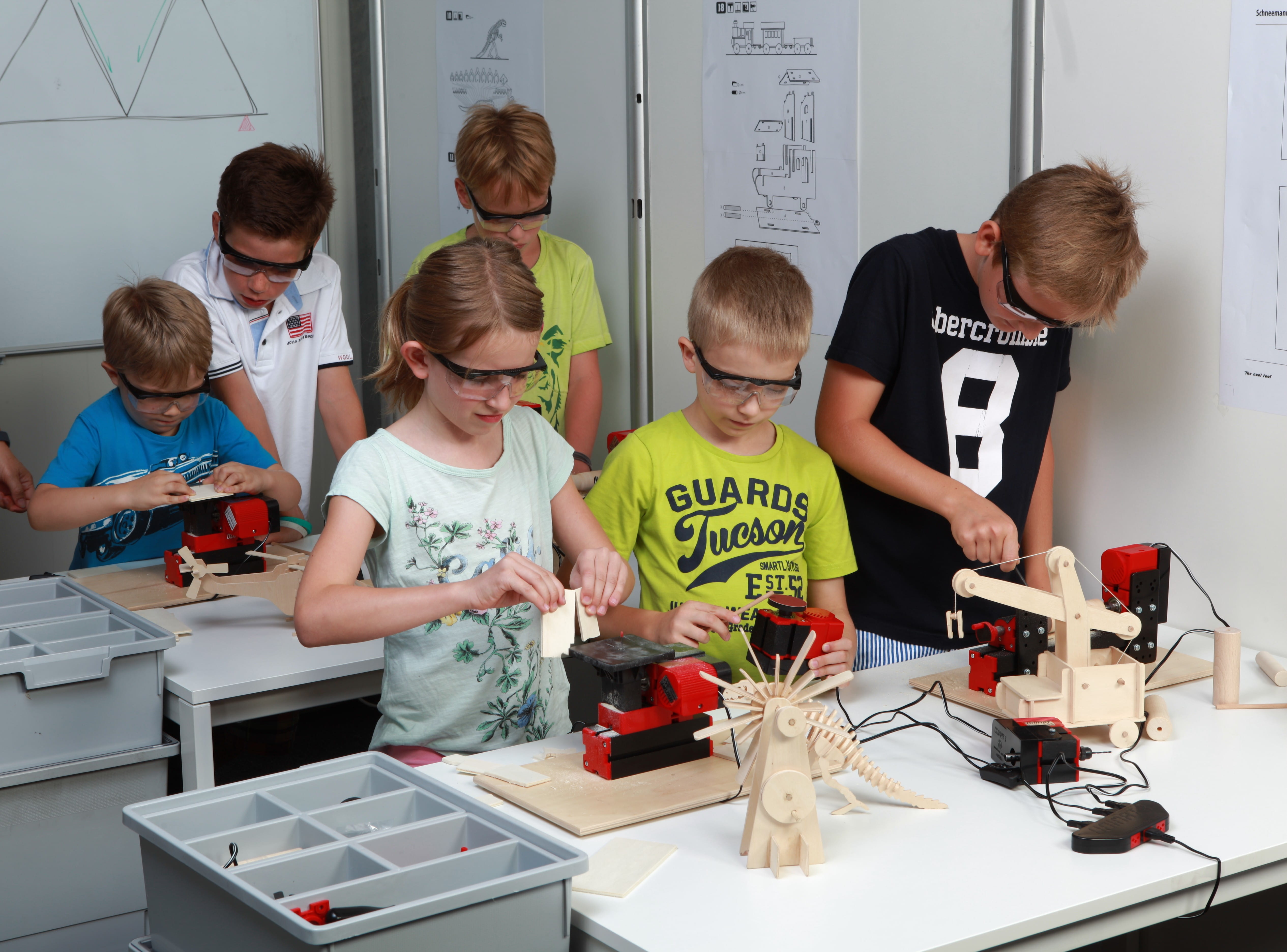 Kinder, die im Unterricht sind und mit den Kinderwerkzeugen von The cool tool arbeiten