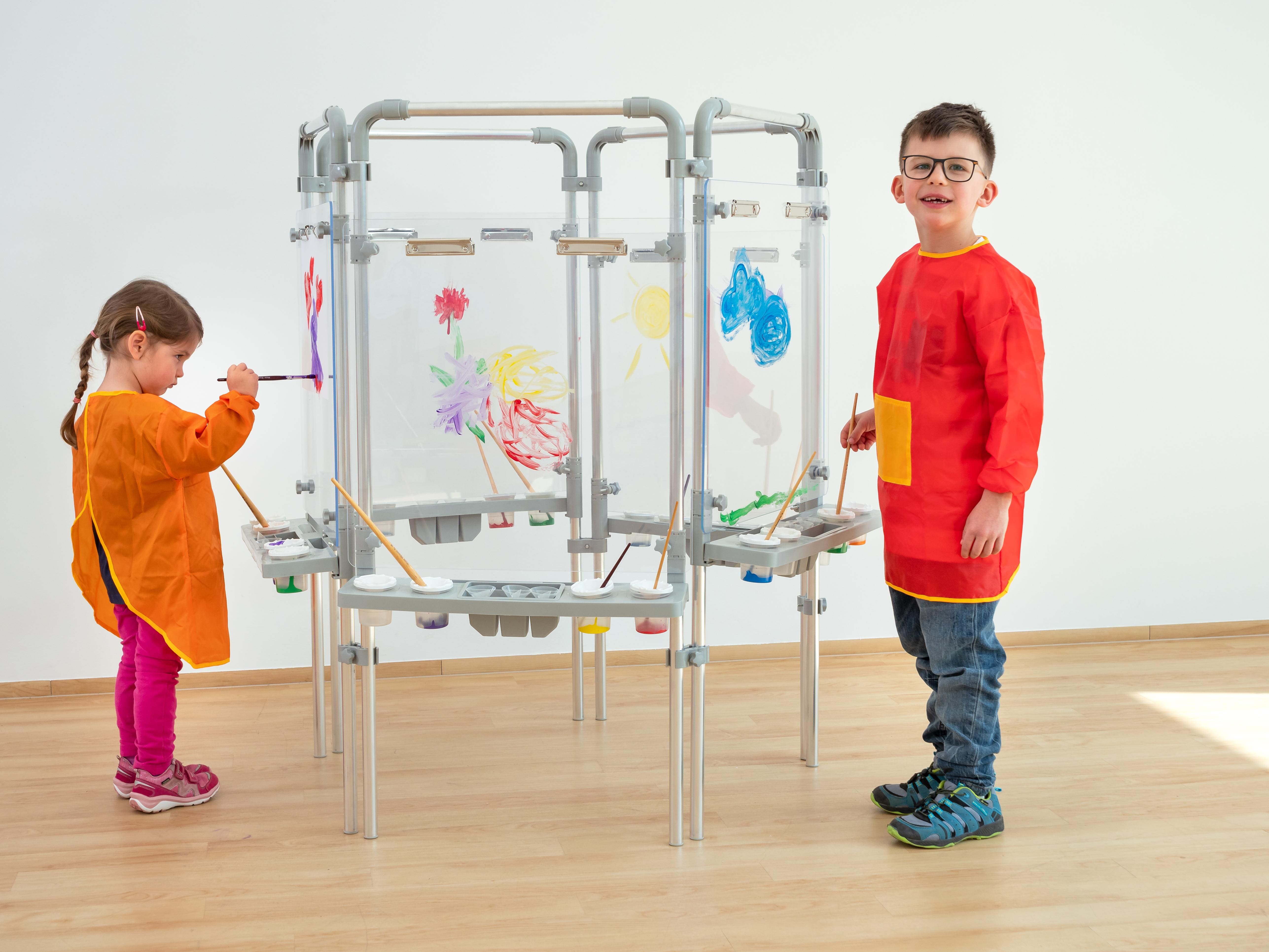 LP Betzold Malwand Zwei Kinder, die an der transparenten Malwand von Betzold malen