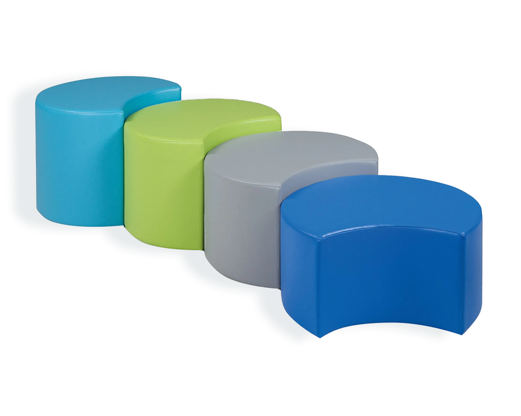 Vier farbenfrohe, halbmondförmige Kindergarten-Sitzhocker aus Kunstleder in Blau, Hellgrün, Grau und Dunkelblau, flexibel kombinierbar für Kita-Sitzgruppen