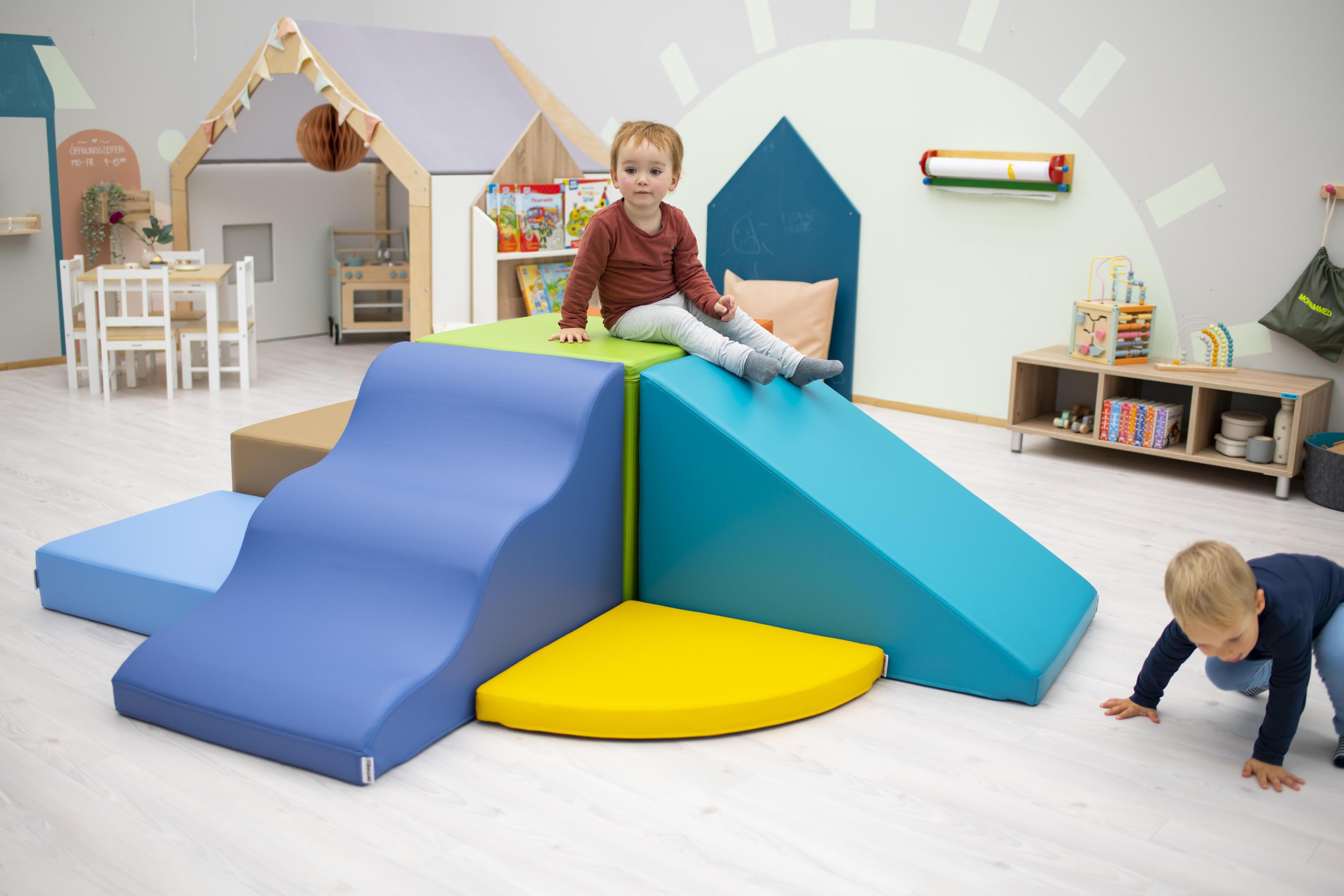 LP Betzold Bewegunsinsel Kleinkinder spielen auf der Spiel- und Bewegungsinsel von Betzold